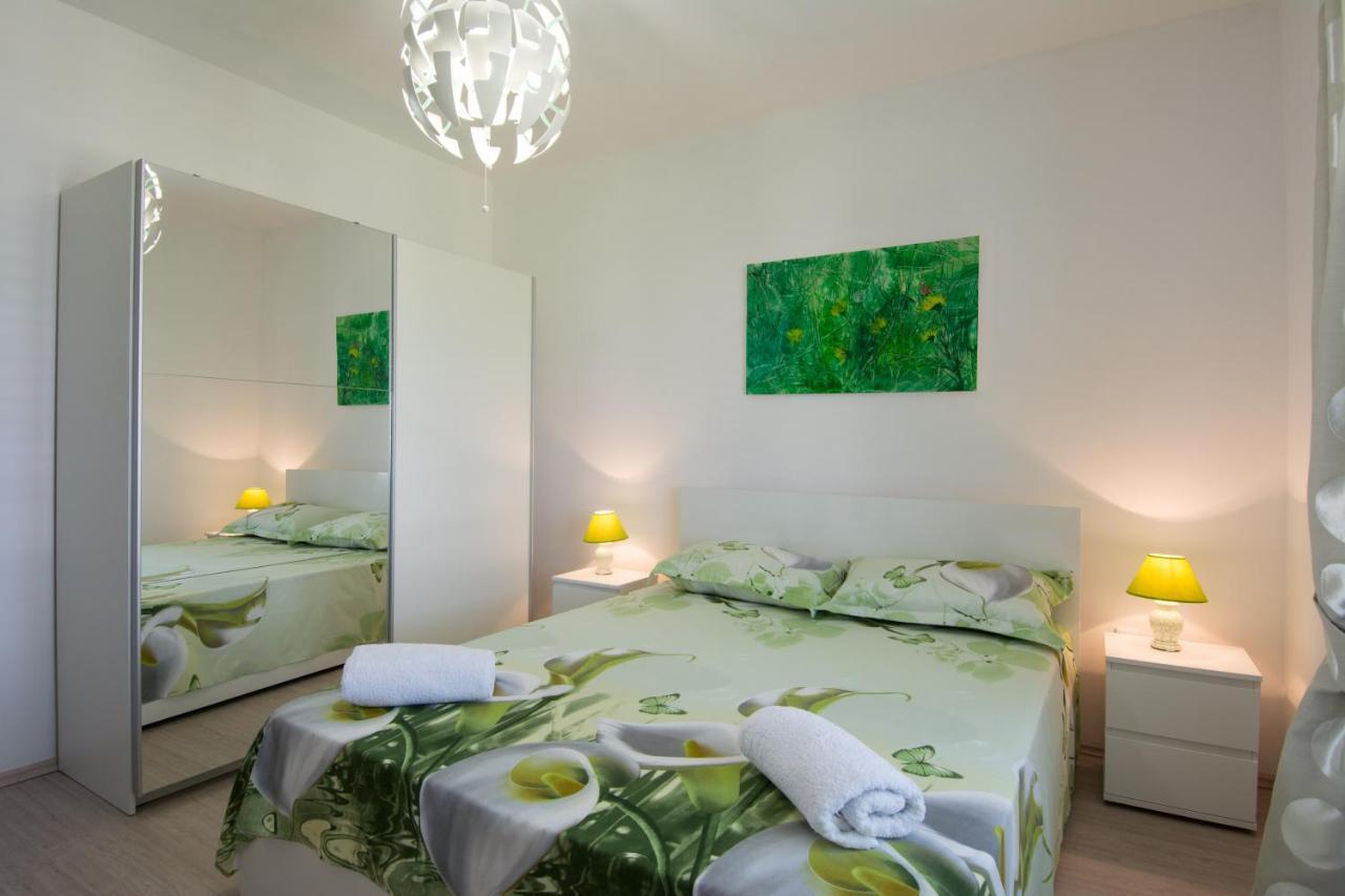 Lux Apartman S Pogledom Na More Трогир Екстериор снимка